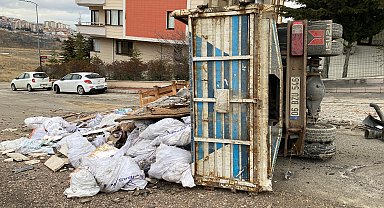Yokuşta kayan kamyonet, park halindeki 11 araca çarptı; 1 yaralı