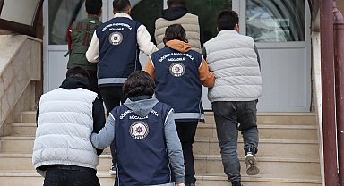 Yol kontrolünde 4 kaçak göçmen yakalandı; 2 gözaltı