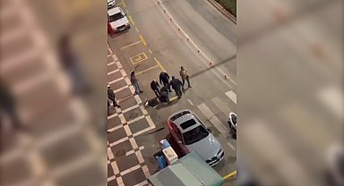 Yol ortasında tartıştığı kişiler tarafından dövüldü