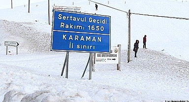 Yola çıkacaklar dikkat: Sertavul Geçidi kar yağışı nedeniyle trafiğe kapatıldı