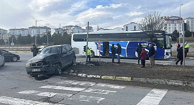 Yolcu otobüsü ile cip çarpıştı: 3 yaralı