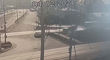 Yolcu otobüsü, kırmızı ışıkta bekleyen 2 araca çarptı; o anlar kamerada