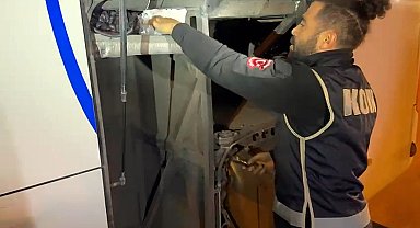 Yolcu otobüsünün motor bölümünden 4,2 milyon lira değerinde kaçak cep telefonu çıktı