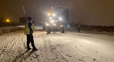 Yüksekova'da kar; araçlar yoldan çıktı
