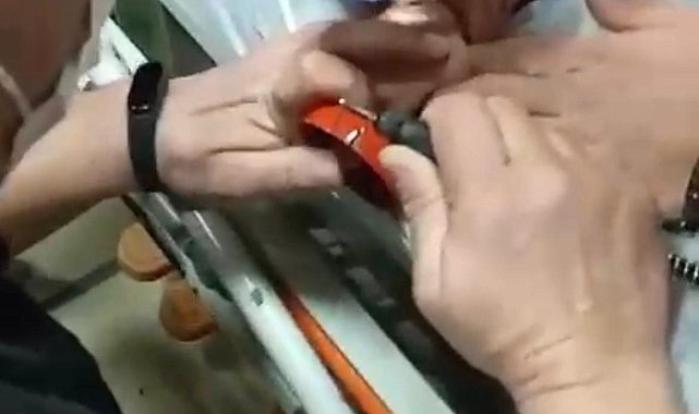 5 yaşındaki çocuğun parmağının sıkıştığı zil çanını itfaiyeciler çıkardı