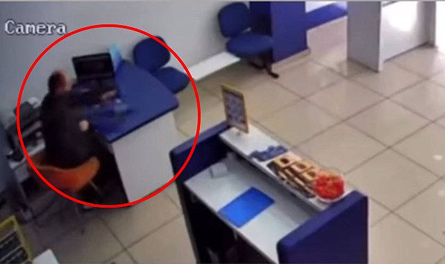 Bataryası elinde patlayan telefonu, dükkandan tekmeleyerek çıkardı; o anlar kamerada