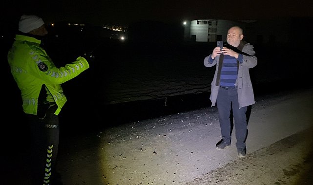 Cipi toprağa saplanan alkollü sürücü polisi görünce kaza yerini kameraya kaydedip, kendini savundu