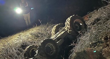 Devrilen traktördeki 2 kardeş öldü