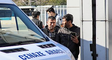 Devrilen traktördeki 2 kardeş öldü