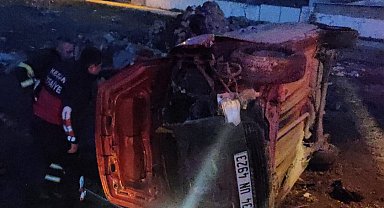 Direğe çarpıp, devrilen otomobilin ehliyetsiz ve alkollü sürücüsü yaralandı