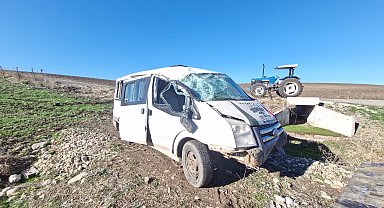 Diyarbakır'da öğrenci servisi devrildi: 10'u öğrenci 11 yaralı