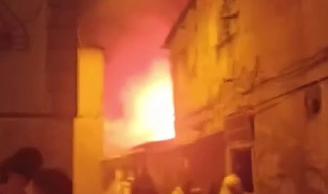 İstanbul- Beyoğlu'nda, gecekondu alev alev yandı