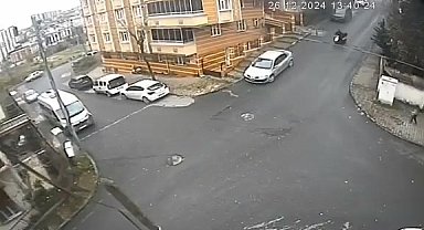 İstanbul-Gaziosmanpaşa'da motokuryenin kaza yaptığı anlar kamerada
