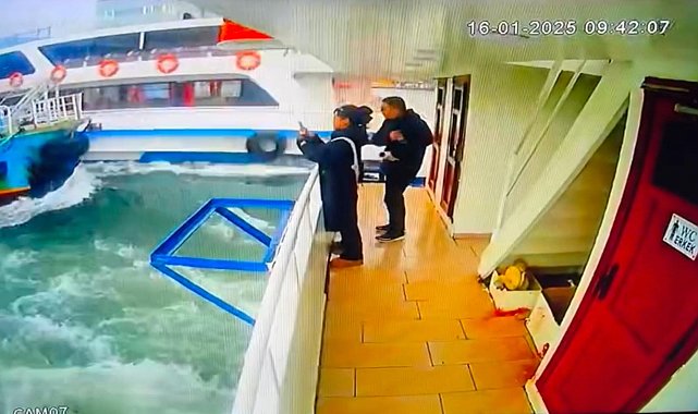 İstanbul- Haliç'te yolcu dolu tekneye başka tekne çarptı; kaza kamerada