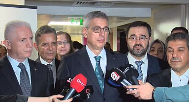 İstanbul - Sağlık Bakanı Memişoğlu, yeni yılın ilk bebeğini ziyaret etti