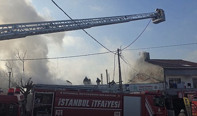 İstanbul- Ümraniye'de 2 katlı binanın çatısında yangın çıktı