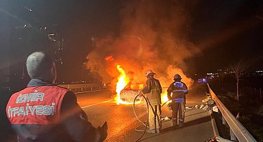 İzmir'de yeni yılın ilk dakikalarında otomobili alev alev yandı