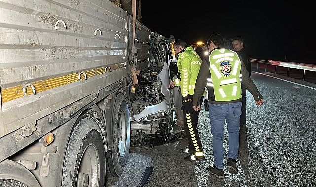Kamyonet, çarptığı TIR'ın dorsesinde 100 metre sürüklendi; 1 ölü, 1 yaralı