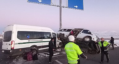 Kars'ta iki minibüs çarpıştı: 27 yaralı