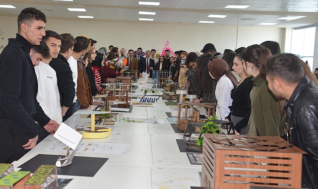 Peyzaj mimarlığı öğrencileri, kentler için tasarladıkları modüler bankları sergiledi
