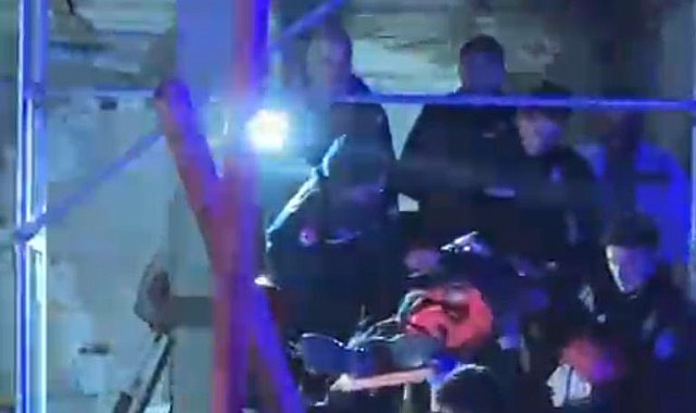 Yakınlarına yardım için gittiği inşatta asansör boşluğuna düşüp yaralandı