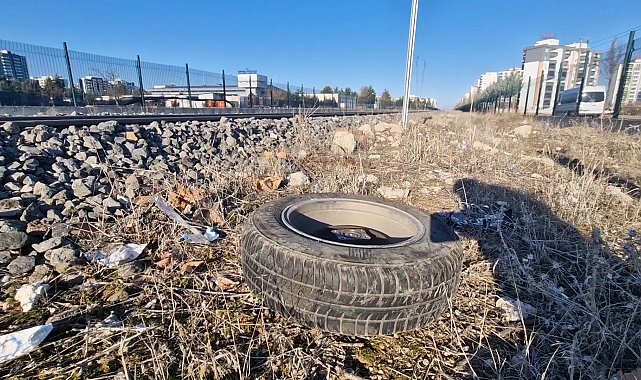 Yük treni, hemzemin geçitte otomobile çarptı; 1 ölü, 1 yaralı