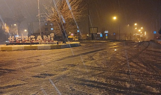 Diyarbakır'da kardan kapanan 216 kırsal mahalle yolu açıldı