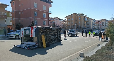 Hasta taşıyan ambulans kavşakta otomobille çarpıştı: 6 yaralı