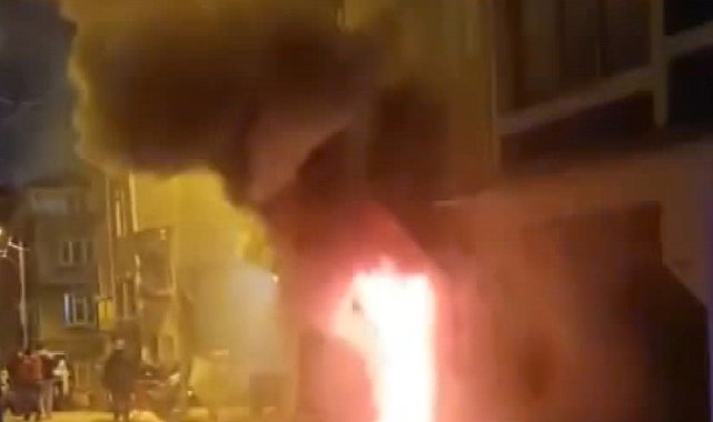 İstanbul- Beyoğlu'nda 3 katlı binanın girişindeki depoda yangın; panik anları kamerada