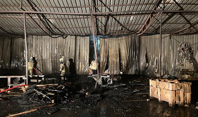 Palet fabrikasındaki yangın 2 saatte söndürüldü