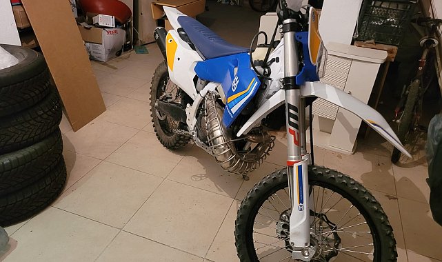 Akrobatik hareketlerle trafiği tehlikeye atan motosikletli yakalandı