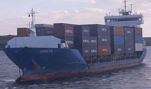 Çanakkale Boğazı'nda arızalanan gemi, römorkör eşliğinde demirletildi