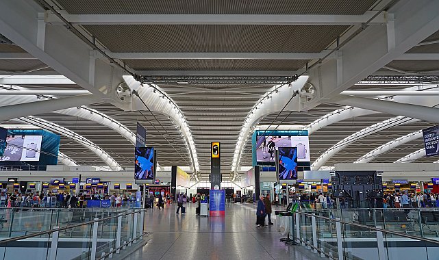 Heathrow Havalimanı'nda elektrik kesintisi sonrası uçuşlar yeniden başladı