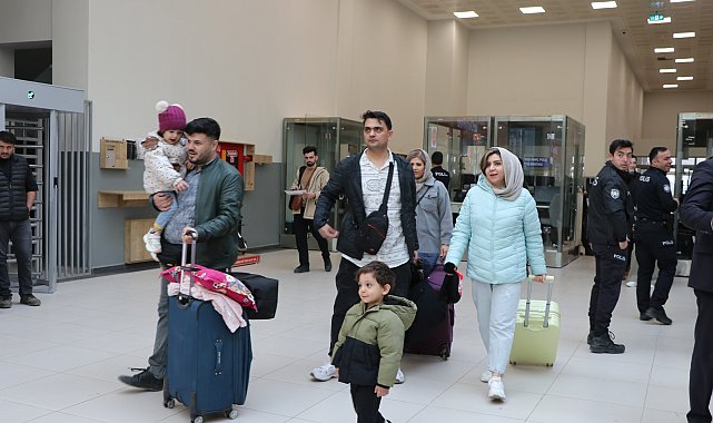 İranlı turistlere gümrük kapısında çiçekli karşılama
