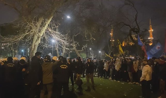 İstanbul - Saraçhane'deki kalabalık içerisinde taşkınlık çıkaranlara polis müdahalesi