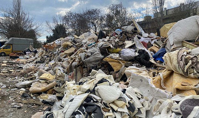 İzmir'deki sanayi sitesinde çöp yığınları oluştu; esnaf çözüm bekliyor