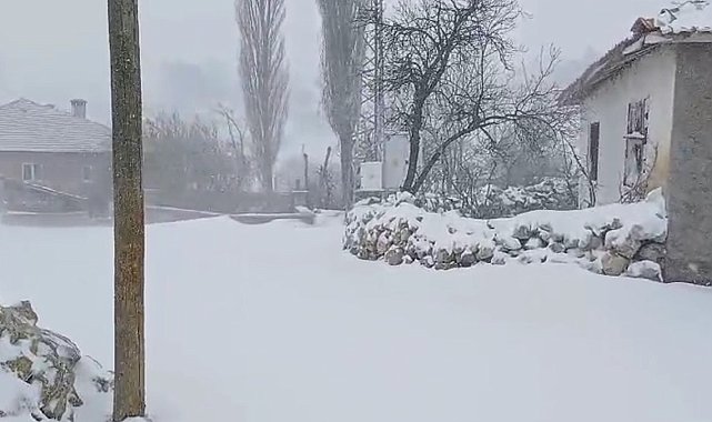 Kiraz ağaçlarının çiçek açtığı ilçede, yüksek kesimlere kar yağdı