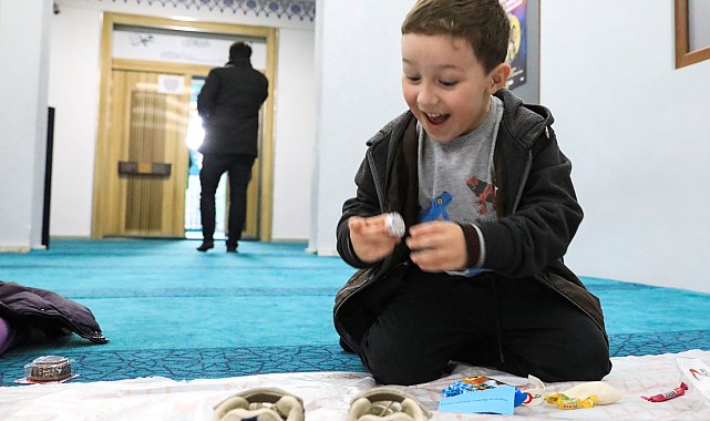 Kızılay gönüllüleri, camideki çocukların ayakkabılarına hediyeler bıraktı