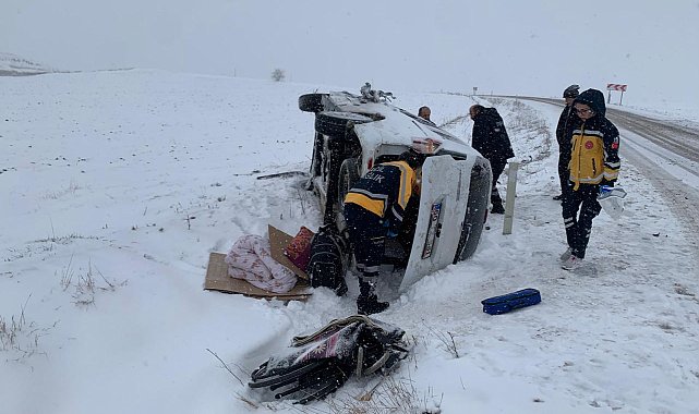 Minibüsle hafif ticari araç karlı yolda çarpıştı: 2 yaralı