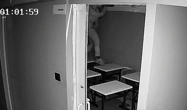 Pencereden girdiği kurs merkezinden telefon ve dizüstü bilgisayar çaldı