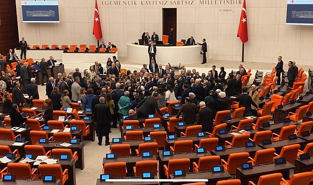TBMM Genel Kurulu'nda gerginlik; kolonya şişesi fırlatıldı