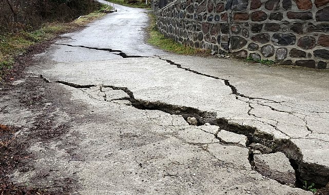 Trabzon'da beton yolda oluşan derin çatlaklar endişelendirdi