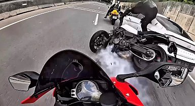3 motosiklet ve otomobilin karıştığı kaza kask kamerasında