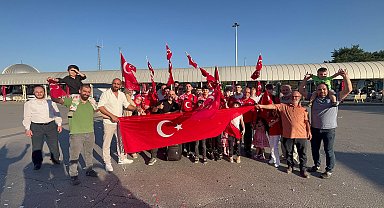 Avrupa Bilek Güreşi Şampiyonası'nda dereceye giren sporcular, gül ve meşalelerle karşılandı