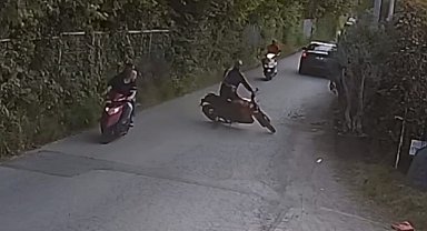 Devrilen motosikletin sürücüsü ağır yaralandı; kaza kamerada