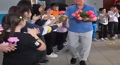 Emekli olan okul müdürüne öğrencilerinden çiçekli, müzikli veda