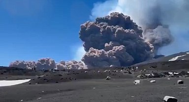 Etna Yanardağı kül ve lav püskürttü