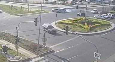 İki otomobilin çarpıştığı kaza kamerada