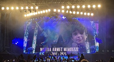 İstanbul - Gun's N' Roses, İstanbul konserinde Mattia Ahmet Minguzzi'ye şarkı hediye etti