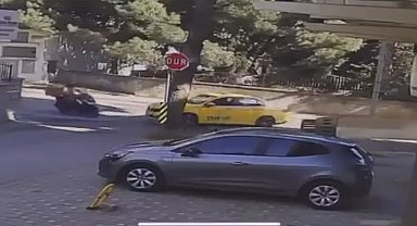İstanbul - Maltepe'de motosiklet taksiye çarptı; sürücü yola savruldu